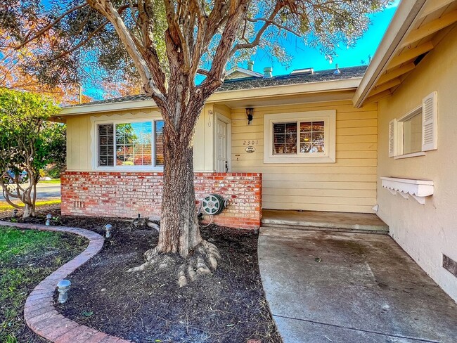 Building Photo - Charming Three Bedroom West Park Neighborh...