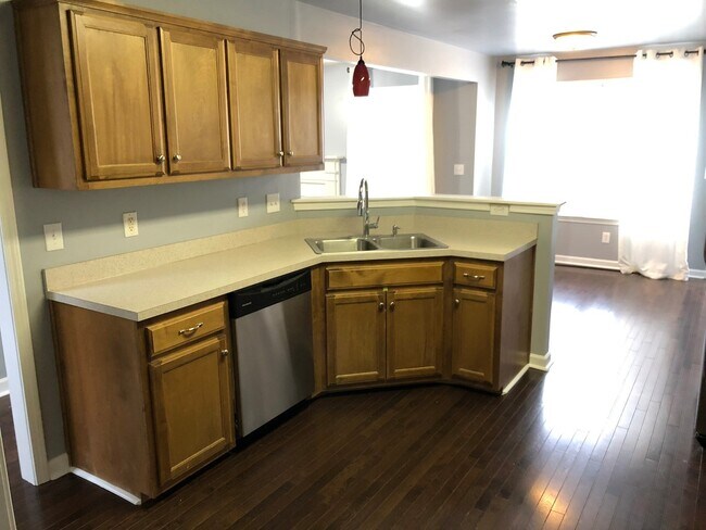 Building Photo - 1132 Summerville Cir