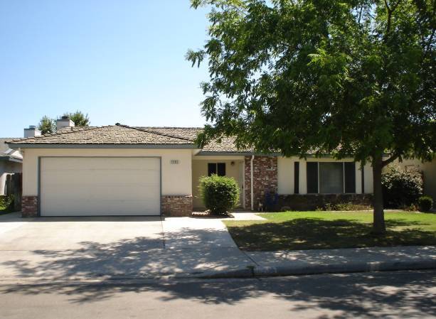 Primary Photo - Spacious Headliner home with living room, ...