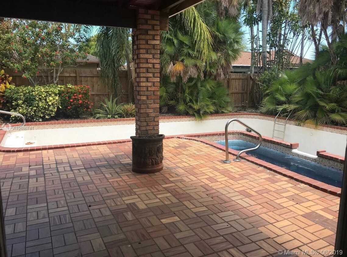 Primary Photo - 10211 SW 116th Ave