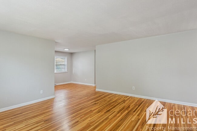 Building Photo - Very Large 3 Bedroom Home, All One Level!