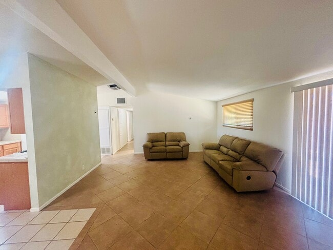 Foto del edificio - 38416 Pond Ave