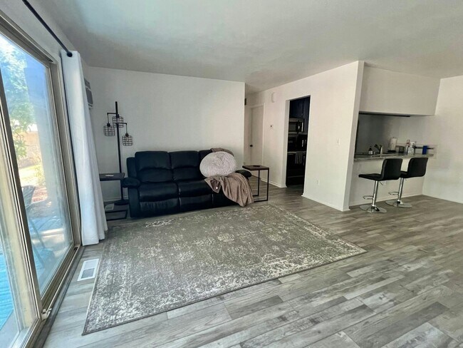 Foto del edificio - 8850 Jasmine Ln