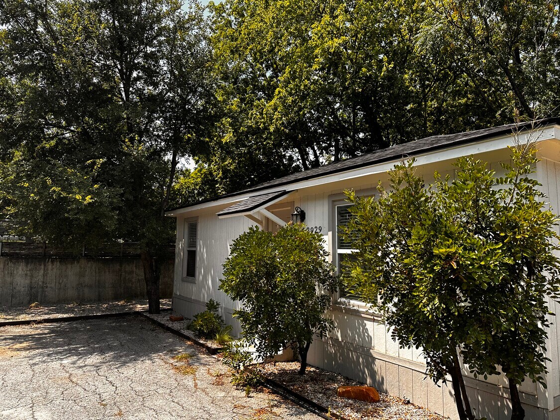 external view of apartment - 2929 E 12th St