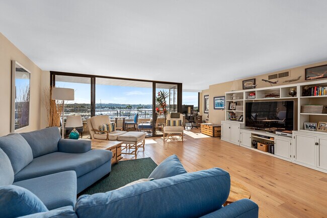Building Photo - 4335 Marina City Dr