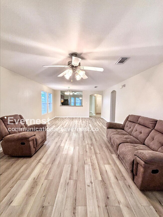 Foto del edificio - 122 Golden Oak Dr