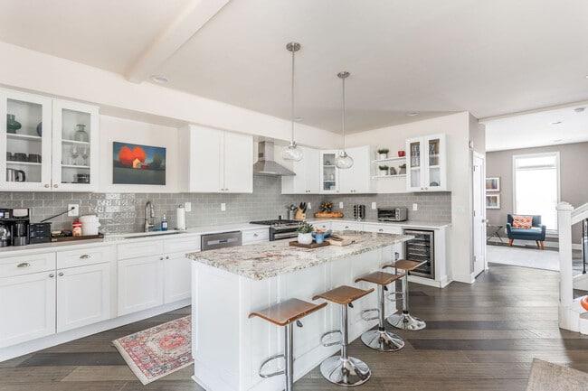 Building Photo - 373 E Morris St