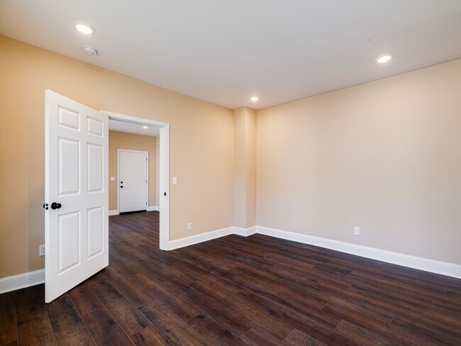 Building Photo - Beautiful Renovated Grant Park 1 Bed/1Bath