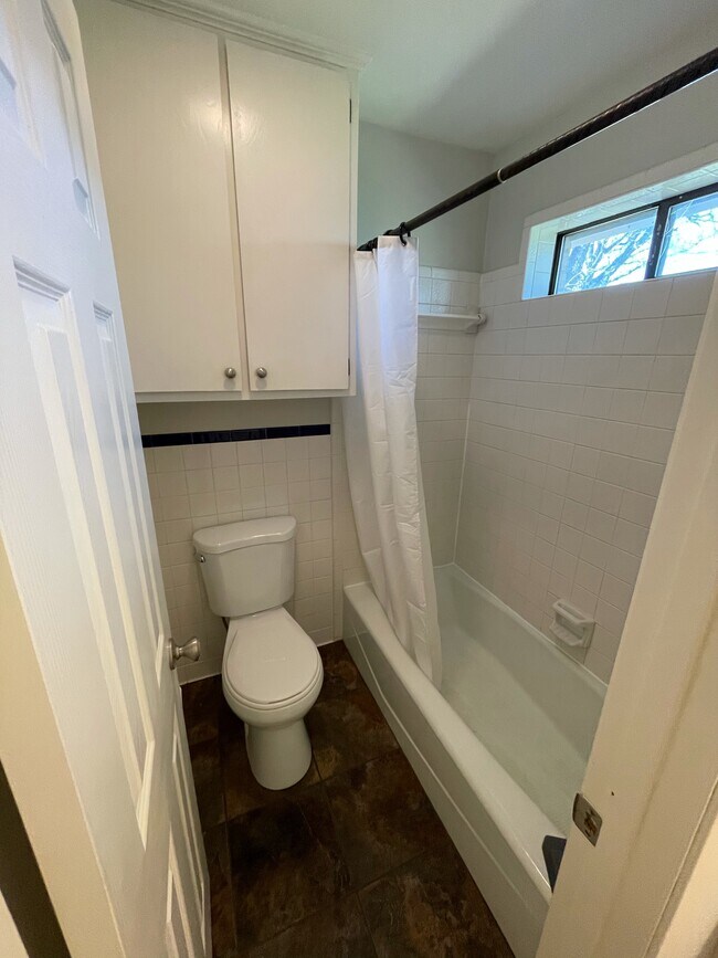 Foto del edificio - 8205 Raintree Dr