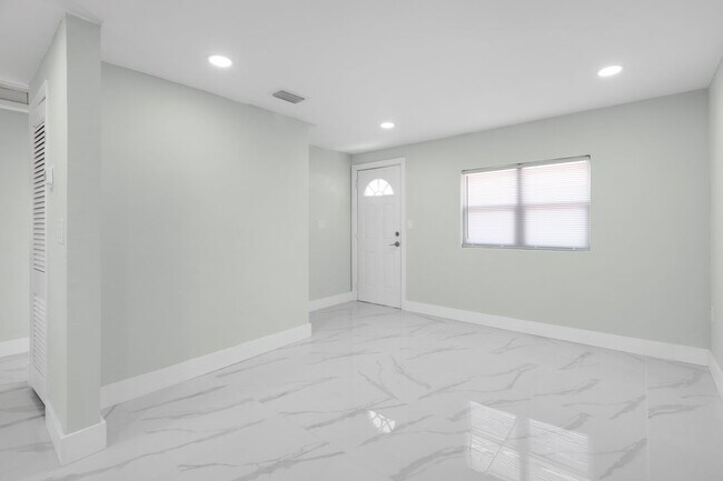 Foto del edificio - Pet-Friendly, Big Yard, Central Location 2bd/2bth Home in Lemon Bay