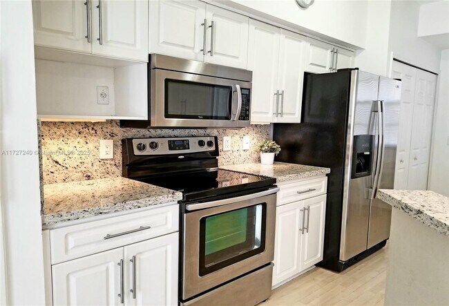 Foto del edificio - 3215 NE 184th St