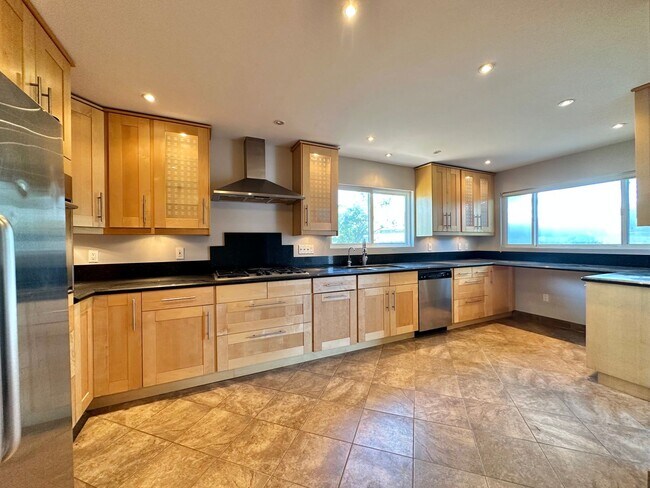 Building Photo - Two bedroom home with hardwood flooring throughout!