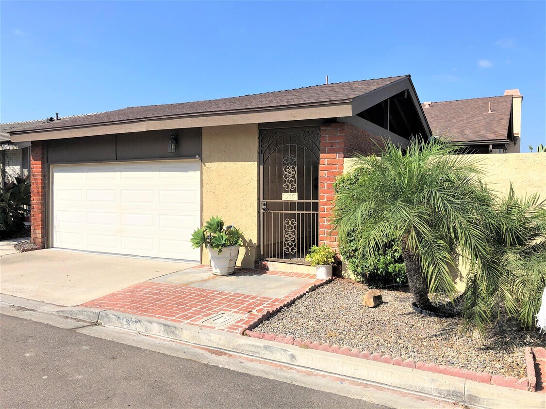 Primary Photo - 7595 Dehesa Ct