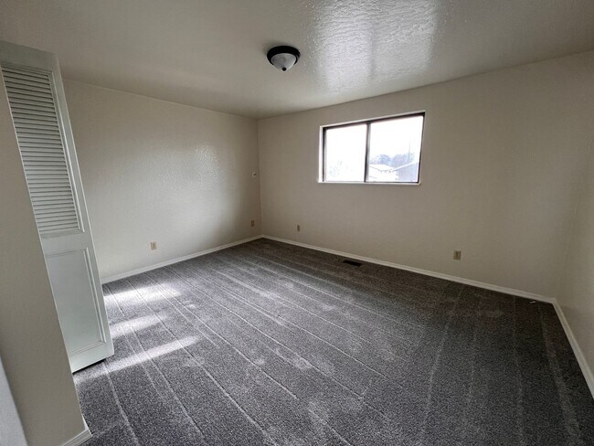 Foto del edificio - 1100 sf 2 bed 1.5 bed Springfield townhouse