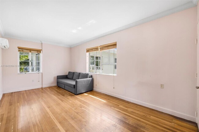 Foto del edificio - 8320 Crespi Blvd