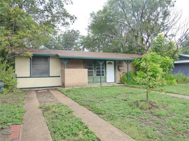 Building Photo - 1300 Broadmoor Dr