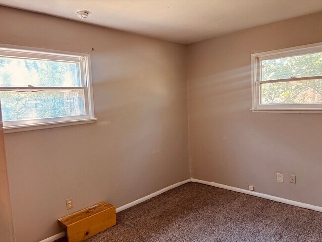 Foto del edificio - **Welcome home to this charming **3-bedroom, 1-bathroom ranch-style home** offering comfortable o...