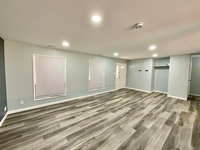 Foto del edificio - 205 Primrose Ln