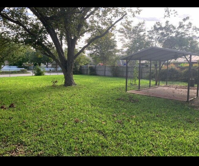 Foto del edificio - 1344 Azalea Ln