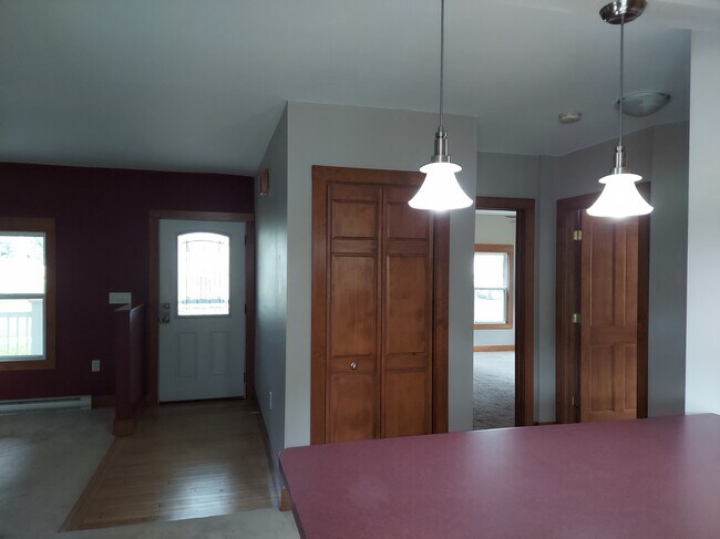 Pasillo delantero con dormitorio n.º 1 a la derecha - 615 Lake St