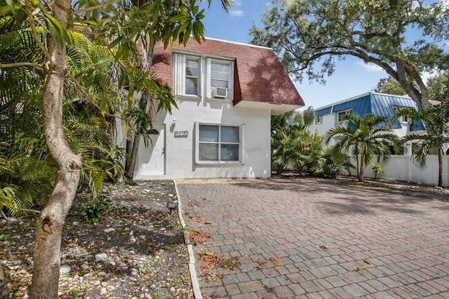 Building Photo - 5514 SW 44th Terrace