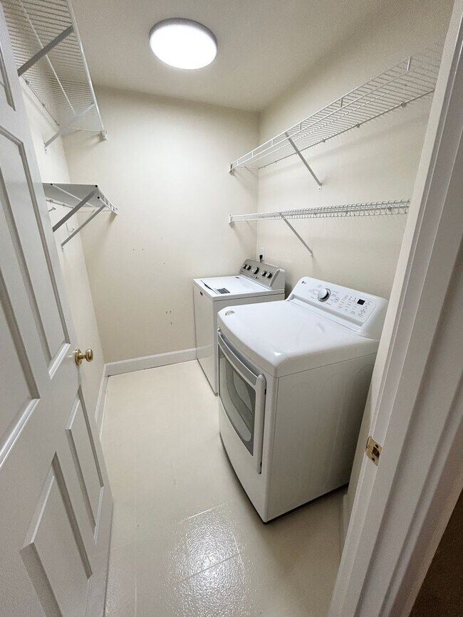 Foto del edificio - Elegant 3 Bed + Loft + Bonus End Unit in R...