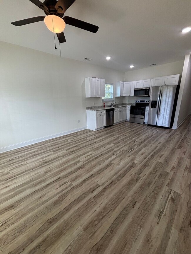 Foto del edificio - Brand New 3 Bedroom, 2 Bathroom Duplex in ...