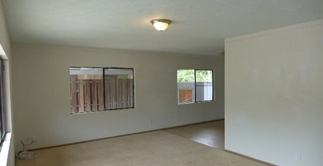 Foto del edificio - Three Bedroom Home