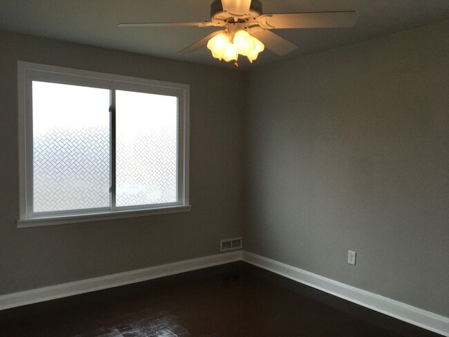 Building Photo - Charming 3 Bedroom/2 Bathroom in Hamilton,...