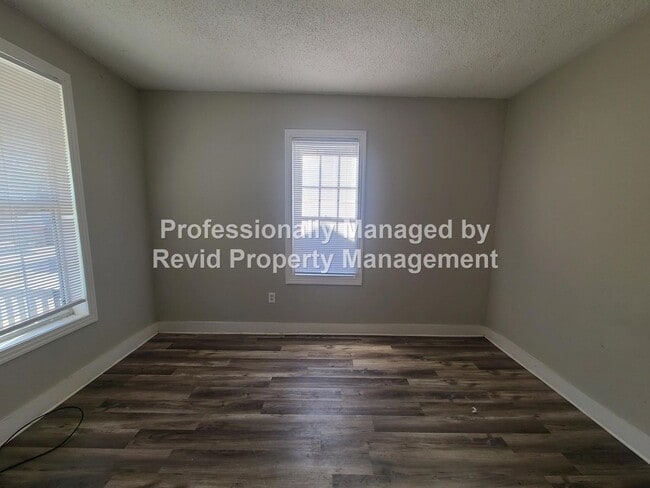 Building Photo - SECTION 8 ACCEPTED
