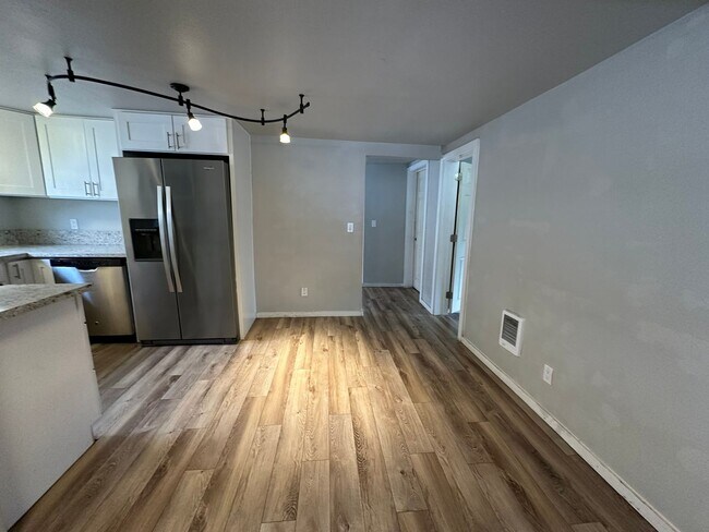 Foto del edificio - 1010 E 8th St