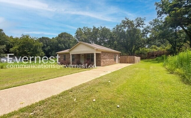 Building Photo - 3 Bed/2 Bath Home with Fenced Yard / Pet-Friendly / Available Now!