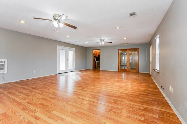 Foto del edificio - 511 Sanders Ln