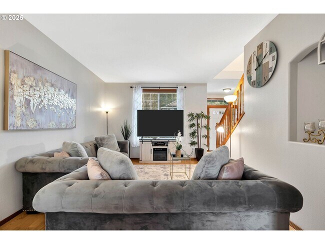 Foto del edificio - Spacious 3-Bedroom Home with Vaulted Ceili...