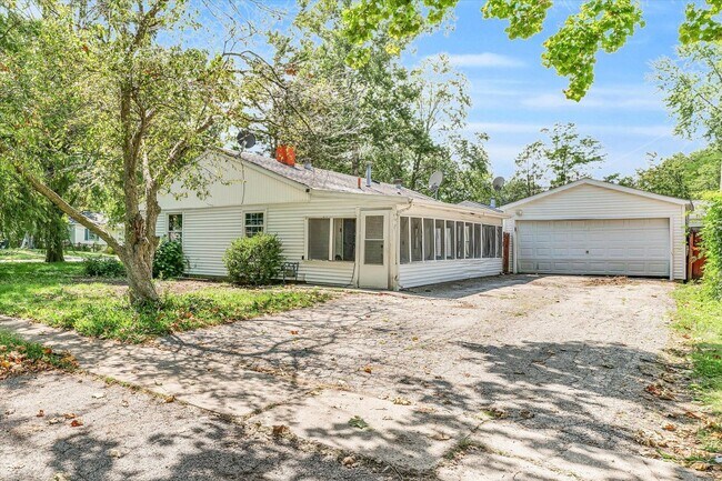 Foto del edificio - Now Leasing 3-Bedroom, 2-Bath House with Detached Garage for Move in August 1st!