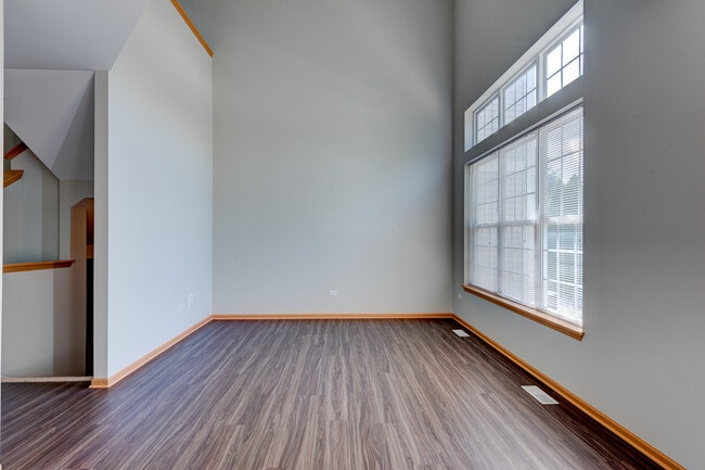 Building Photo - 490 Vaughn Cir