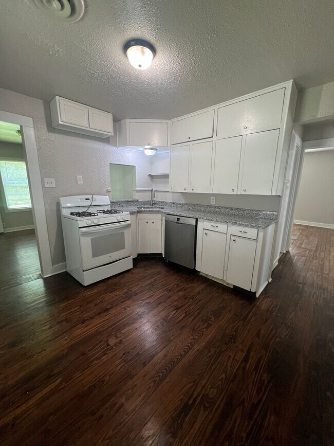 Foto del edificio - Unlock Your Next Door..3/2 Located Downtown Burleson