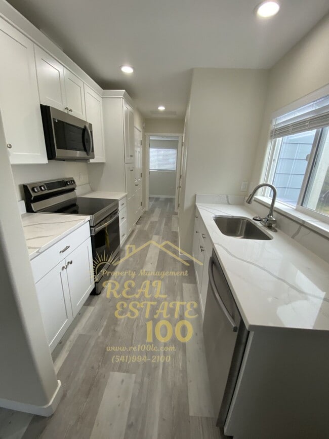 Foto del edificio - 3429 NW Jetty Ave