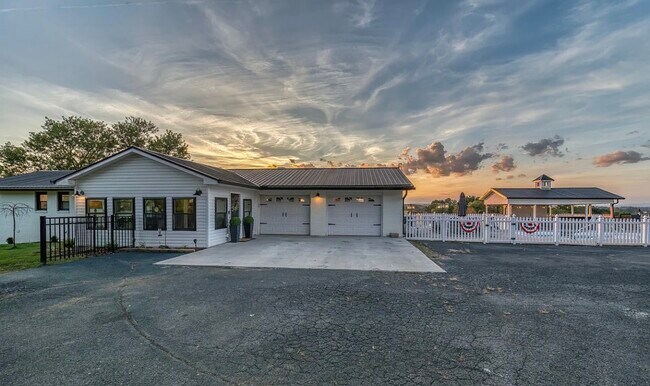 Attached garage - 170 Burhl Chase Rd