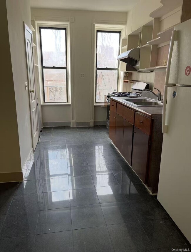 Building Photo - 185 Menahan St