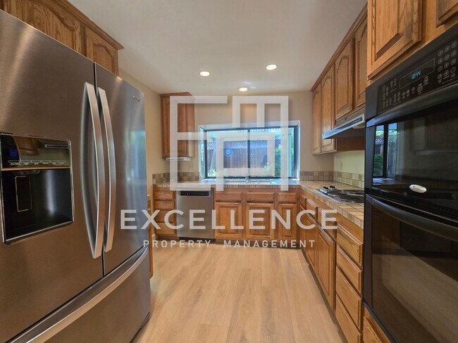 Foto del edificio - Beautiful 3/2 House - Dogs Negotiable, All New LVT Flooring, Covered Patio and Yard