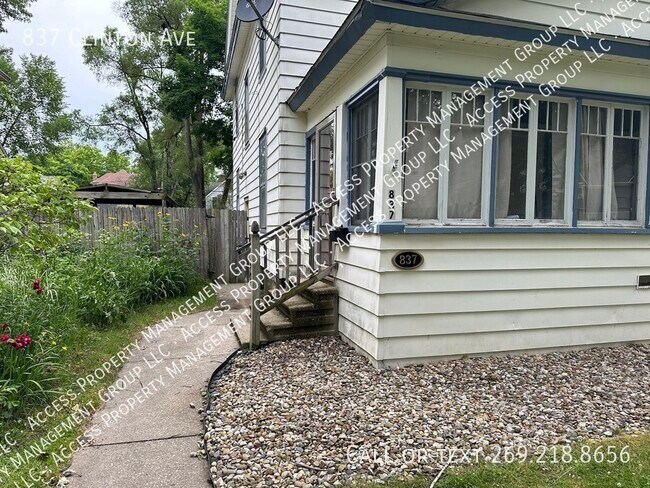 Foto del edificio - Large, Updated 3 bed/1.5 bath home for rent!