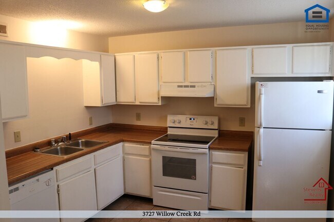 Foto del edificio - 3725 Willow Creek Rd