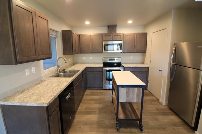 Building Photo - 3 bed, 2 bath townhome in Pasco