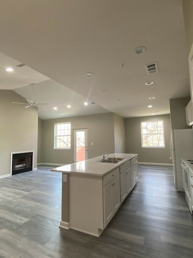 Foto del edificio - 1305 W Villa Maria Rd