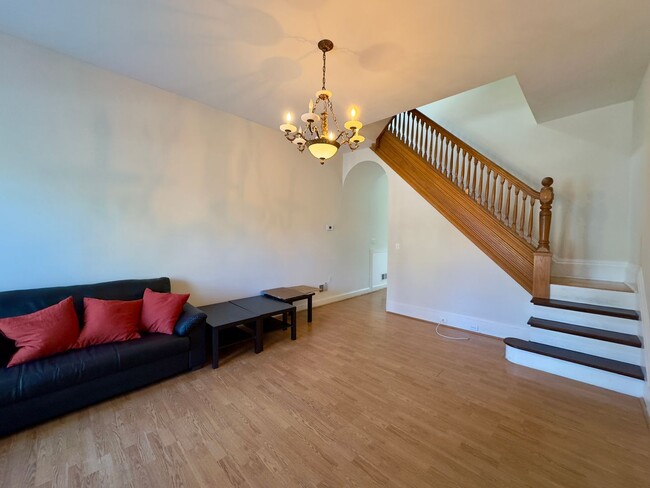 Building Photo - Elegant Urban Living in a Classic End-Row ...
