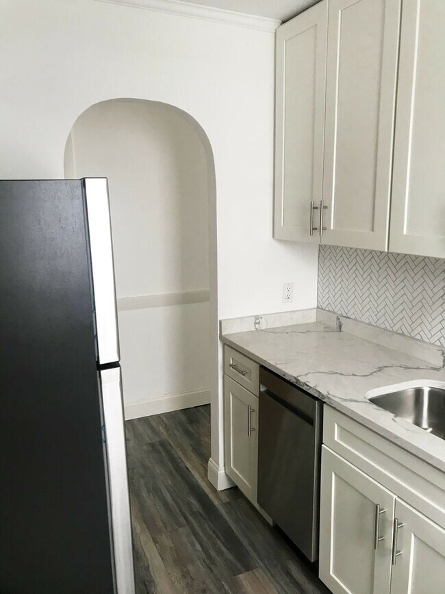Building Photo - Beautiful 2 Bed Right On The Ocean