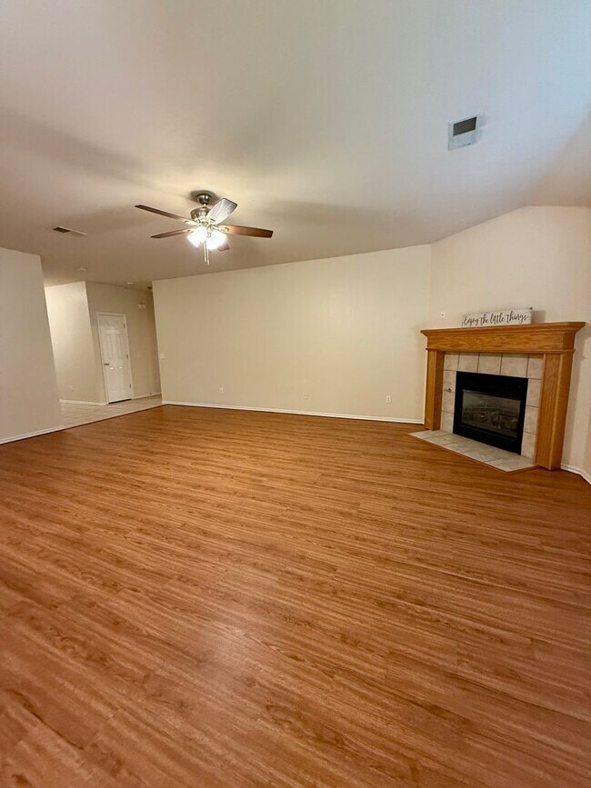 Foto del edificio - 4 bedroom with Storm Shelter in Yukon Gate...