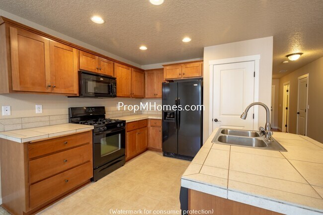 Building Photo - Three Bedroom Townhome in Great Canby Neighborhood!