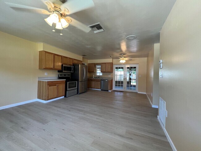 Building Photo - 3-Bedroom, 2-Bath Home with additional Off...